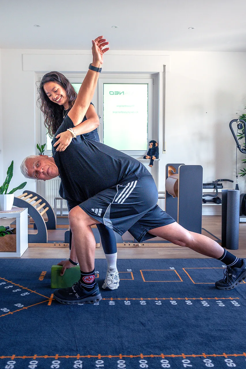 Nami Ngo: Physiotherapeutin, Yoga und Pilates Trainerin, Manuelle Therapie, Manuelle Lymphdrainage, Krankengymnastik am Gerät, Osteopathin in Ausbildung (Abschluss Sommer 2024), Sportmassage